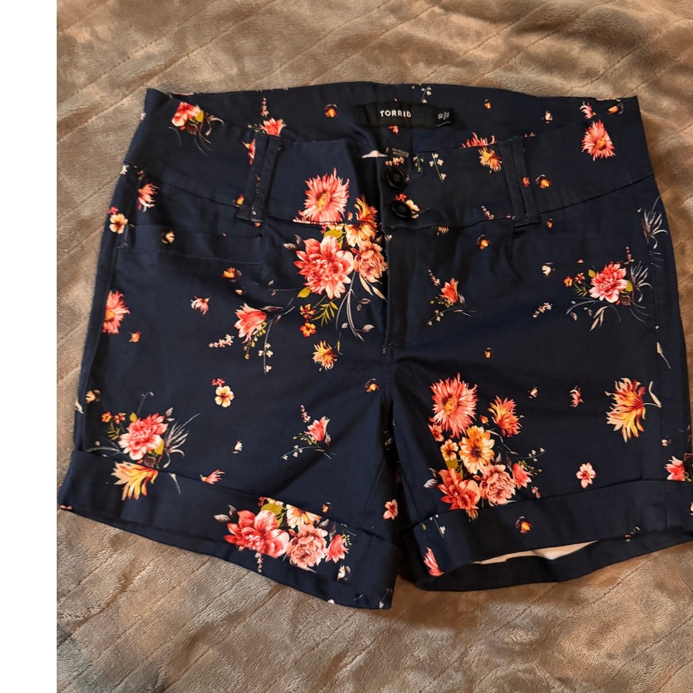 Torrid Womens Navy Blue Floral Cuffed Chino Shorts Size 10 Stretch Summer Casual
